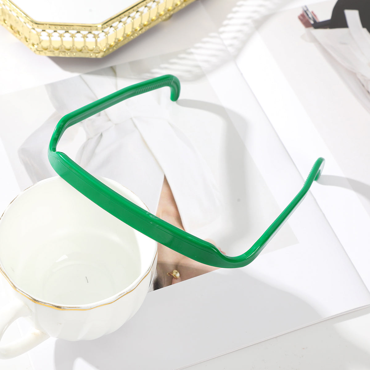 Diadema de pelo invisible.