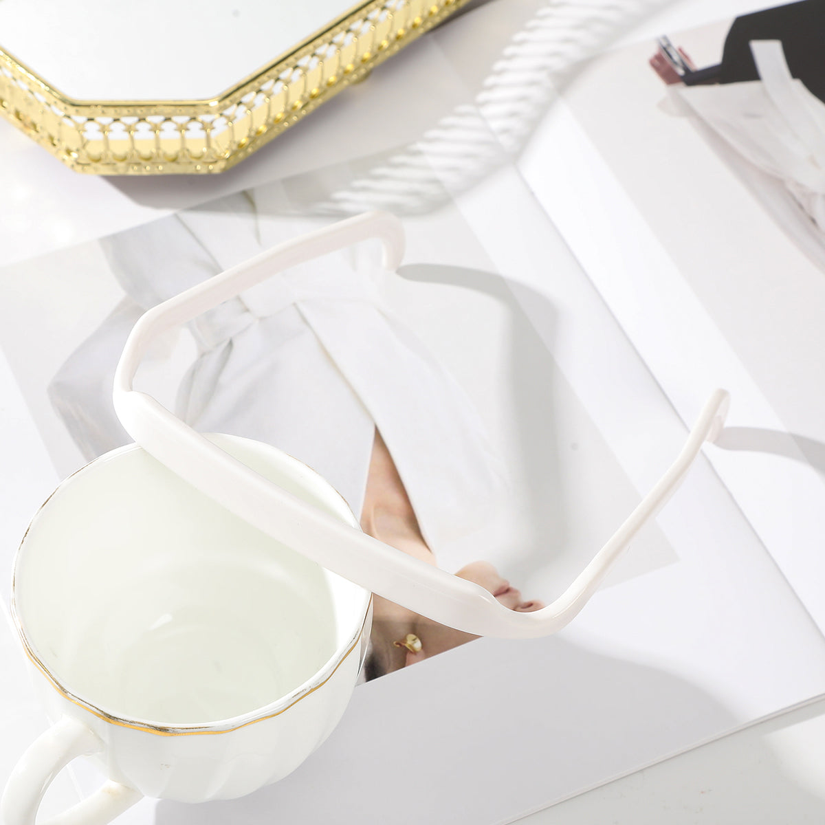 Diadema de pelo invisible.