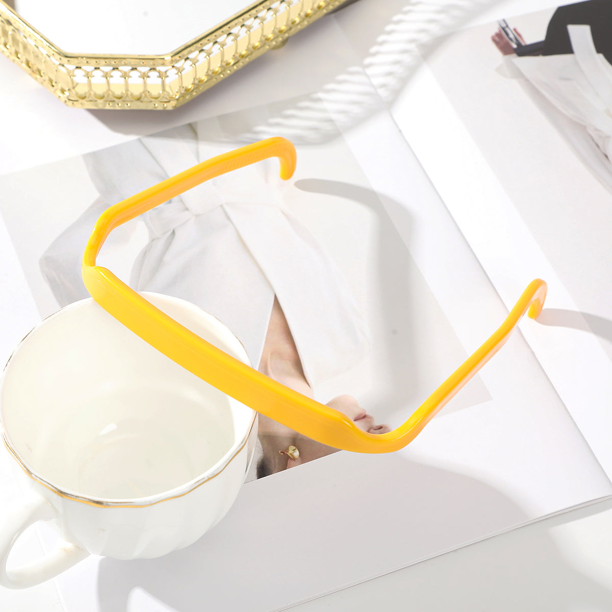 Diadema de pelo invisible.