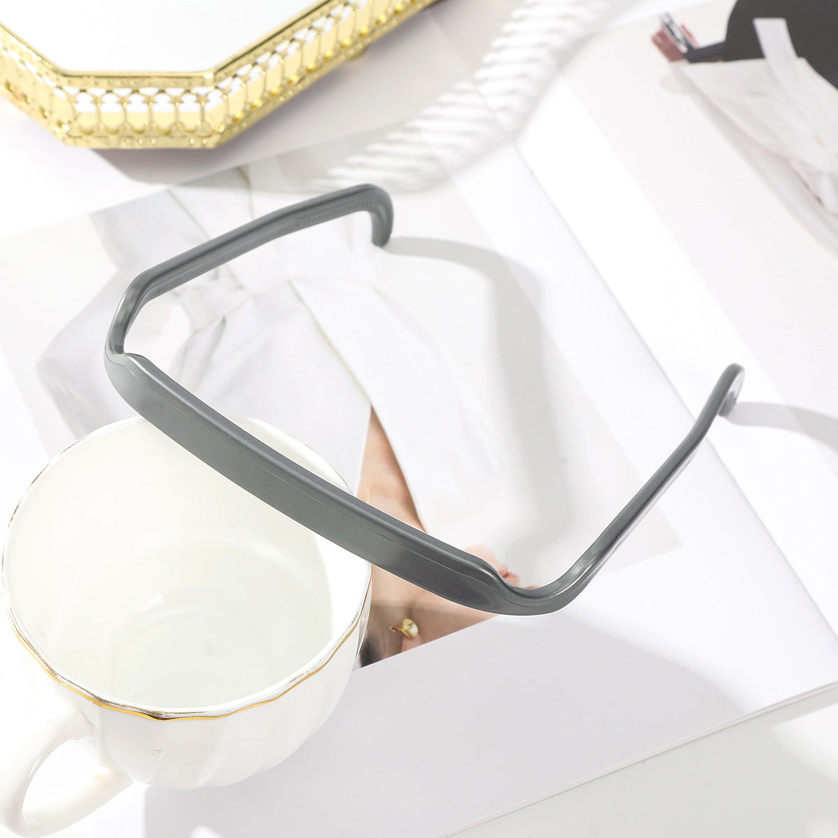 Diadema de pelo invisible.