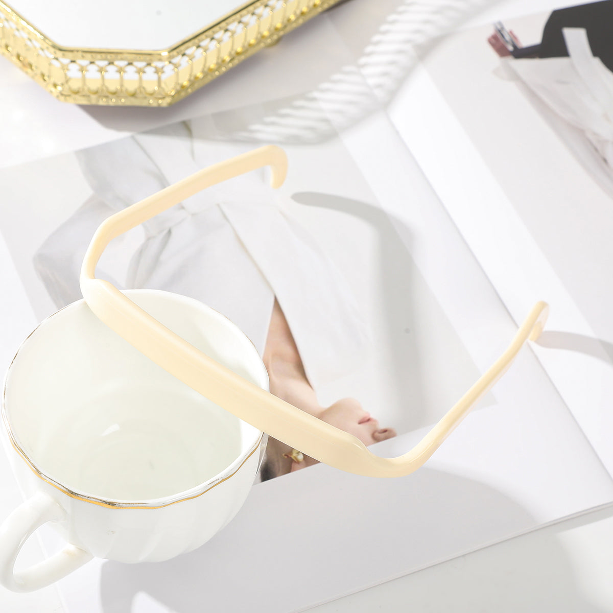 Diadema de pelo invisible.